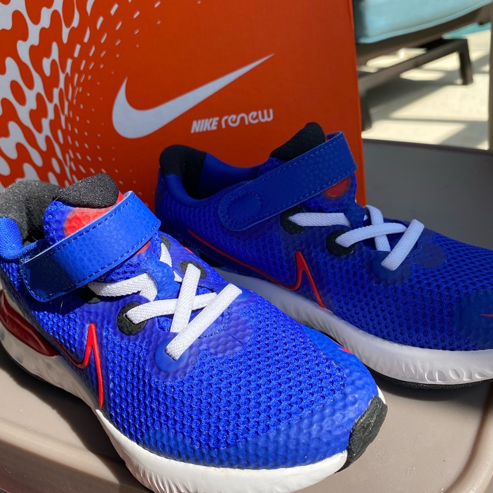 Nike Renew Run Boys Shoe size 12.5 Brand new